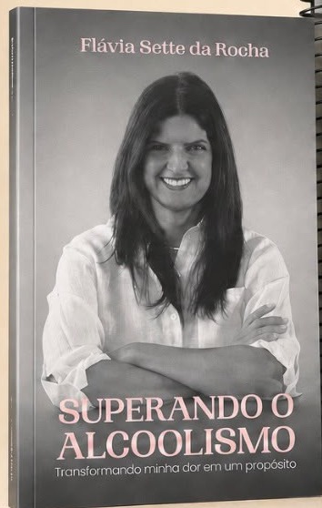 Capa preta do livro Superando o Alcoolismo, com foto em preto e branco da Fl&aacute;via